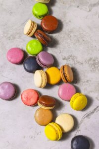 Französische Macarons in der Patisserie Elysee-bunte Vielfalt