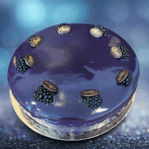 Eine runde Torte des Monats mit glänzend violettem Mirror Glaze, dekoriert mit Brombeeren und kleinen Schokoladentäfelchen, die in goldener Schrift beschriftet sind. Die Torte steht auf einem goldenen Karton mit einem sanft unscharfen Hintergrund.